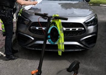 Un conductor de patinete acaba en el Hospital de Cuenca tras chocar con un coche en República Argentina