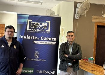 Javier, un joven emprendedor de Elda (Alicante), ha dejado atrás su vida en la ciudad para mudarse a Beamud, un municipio de la Serranía conquense que cuenta con poco más de veinte habitantes. Allí ha inaugurado 'El Rincón de Beamud', un bar tradicional concebido para ser el punto de encuentro diario de los vecinos y ofrecer servicio a los turistas que visitan la zona. El empresario, formado en Farmacia y Parafarmacia, buscaba un cambio en su modo de vida y ha apostado por contribuir directamente a la revitalización del medio rural. La iniciativa cuenta con el respaldo del proyecto Invierte en Cuenca, impulsado por la CEOE CEPYME Cuenca. Julián Sorando, técnico de la Oficina de Atención al Inversor, se ha desplazado hasta el establecimiento para ofrecer asesoramiento técnico al nuevo autónomo. Durante el encuentro, Sorando ha guiado a Javier sobre los trámites iniciales del negocio, sus obligaciones fiscales y los requisitos legales para operar. Además, desde la Confederación de Empresarios han informado al emprendedor sobre las diferentes líneas de ayudas disponibles por establecer su actividad en una zona afectada por la despoblación. El programa Invierte en Cuenca, cuyo objetivo es captar inversiones y acompañar a las pymes en sus inicios, cuenta con el patrocinio de la Diputación Provincial de Cuenca y la colaboración de entidades como Globalcaja y Auracar. Hemeroteca y contexto La apertura de este nuevo establecimiento se suma a la lista de negocios rurales que logran salir adelante con respaldo técnico en la provincia. El archivo de Liberal de Castilla documenta cómo el proyecto Invierte en Cuenca lleva años actuando como un dique de contención contra la pérdida de servicios básicos en nuestros pueblos. Anteriormente, esta misma iniciativa ha sido clave para evitar el cierre definitivo de panaderías, tiendas de ultramarinos y otros bares en diversas localidades de la Serranía y la Alcarria. El caso de 'El Rincón de Beamud' demuestra la evolución de este reto demográfico, confirmando que la supervivencia de los pueblos depende de conectar el emprendimiento de jóvenes de otras regiones con el asesoramiento técnico local para consolidar servicios esenciales.