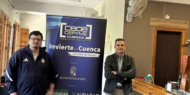 Javier, un joven emprendedor de Elda (Alicante), ha dejado atrás su vida en la ciudad para mudarse a Beamud, un municipio de la Serranía conquense que cuenta con poco más de veinte habitantes. Allí ha inaugurado 'El Rincón de Beamud', un bar tradicional concebido para ser el punto de encuentro diario de los vecinos y ofrecer servicio a los turistas que visitan la zona. El empresario, formado en Farmacia y Parafarmacia, buscaba un cambio en su modo de vida y ha apostado por contribuir directamente a la revitalización del medio rural. La iniciativa cuenta con el respaldo del proyecto Invierte en Cuenca, impulsado por la CEOE CEPYME Cuenca. Julián Sorando, técnico de la Oficina de Atención al Inversor, se ha desplazado hasta el establecimiento para ofrecer asesoramiento técnico al nuevo autónomo. Durante el encuentro, Sorando ha guiado a Javier sobre los trámites iniciales del negocio, sus obligaciones fiscales y los requisitos legales para operar. Además, desde la Confederación de Empresarios han informado al emprendedor sobre las diferentes líneas de ayudas disponibles por establecer su actividad en una zona afectada por la despoblación. El programa Invierte en Cuenca, cuyo objetivo es captar inversiones y acompañar a las pymes en sus inicios, cuenta con el patrocinio de la Diputación Provincial de Cuenca y la colaboración de entidades como Globalcaja y Auracar. Hemeroteca y contexto La apertura de este nuevo establecimiento se suma a la lista de negocios rurales que logran salir adelante con respaldo técnico en la provincia. El archivo de Liberal de Castilla documenta cómo el proyecto Invierte en Cuenca lleva años actuando como un dique de contención contra la pérdida de servicios básicos en nuestros pueblos. Anteriormente, esta misma iniciativa ha sido clave para evitar el cierre definitivo de panaderías, tiendas de ultramarinos y otros bares en diversas localidades de la Serranía y la Alcarria. El caso de 'El Rincón de Beamud' demuestra la evolución de este reto demográfico, confirmando que la supervivencia de los pueblos depende de conectar el emprendimiento de jóvenes de otras regiones con el asesoramiento técnico local para consolidar servicios esenciales.