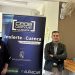 Un joven cambia Alicante por Beamud para abrir el bar de este pueblo conquense 3 Javier, un joven emprendedor de Elda (Alicante), ha dejado atrás su vida en la ciudad para mudarse a Beamud, un municipio de la Serranía conquense que cuenta con poco más de veinte habitantes. Allí ha inaugurado 'El Rincón de Beamud', un bar tradicional concebido para ser el punto de encuentro diario de los vecinos y ofrecer servicio a los turistas que visitan la zona. El empresario, formado en Farmacia y Parafarmacia, buscaba un cambio en su modo de vida y ha apostado por contribuir directamente a la revitalización del medio rural. La iniciativa cuenta con el respaldo del proyecto Invierte en Cuenca, impulsado por la CEOE CEPYME Cuenca. Julián Sorando, técnico de la Oficina de Atención al Inversor, se ha desplazado hasta el establecimiento para ofrecer asesoramiento técnico al nuevo autónomo. Durante el encuentro, Sorando ha guiado a Javier sobre los trámites iniciales del negocio, sus obligaciones fiscales y los requisitos legales para operar. Además, desde la Confederación de Empresarios han informado al emprendedor sobre las diferentes líneas de ayudas disponibles por establecer su actividad en una zona afectada por la despoblación. El programa Invierte en Cuenca, cuyo objetivo es captar inversiones y acompañar a las pymes en sus inicios, cuenta con el patrocinio de la Diputación Provincial de Cuenca y la colaboración de entidades como Globalcaja y Auracar. Hemeroteca y contexto La apertura de este nuevo establecimiento se suma a la lista de negocios rurales que logran salir adelante con respaldo técnico en la provincia. El archivo de Liberal de Castilla documenta cómo el proyecto Invierte en Cuenca lleva años actuando como un dique de contención contra la pérdida de servicios básicos en nuestros pueblos. Anteriormente, esta misma iniciativa ha sido clave para evitar el cierre definitivo de panaderías, tiendas de ultramarinos y otros bares en diversas localidades de la Serranía y la Alcarria. El caso de 'El Rincón de Beamud' demuestra la evolución de este reto demográfico, confirmando que la supervivencia de los pueblos depende de conectar el emprendimiento de jóvenes de otras regiones con el asesoramiento técnico local para consolidar servicios esenciales.