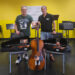 Un lote de instrumentos refuerza el vínculo entre el deporte y la cultura en Cuenca 3 La Asociación de Clubes Deportivos de Cuenca ha entregado recientemente una donación de material a la Escuela Municipal de Música y Artes Escénicas Ismael Martínez Marín. Esta iniciativa busca agradecer de manera directa la colaboración del centro educativo en la pasada edición de la Gala del Deporte. Javier Torrijos, actual presidente de la entidad deportiva, fue el encargado de formalizar la entrega para reforzar el compromiso del colectivo con la cultura local. Por su parte, Pepe Llopis, director de la escuela musical, valoró positivamente este respaldo tangible a los jóvenes talentos de la ciudad. El material entregado para facilitar el aprendizaje de los estudiantes conquenses incluye los siguientes elementos: Un violonchelo. Dos violas. Un violín. Varios accesorios musicales complementarios. Trayectoria de compromiso cultural La relación de las entidades deportivas de Cuenca con el tejido artístico no es un fenómeno aislado, sino que responde a una estrategia de integración comunitaria que se ha consolidado progresivamente. Revisando el historial de la Asociación de Clubes Deportivos, se observa una clara intención de expandir su actividad social más allá de las canchas y pabellones para fusionar el rendimiento físico con la expresión artística. Este enfoque aporta un gran valor a la ciudad, ya que demuestra que las distintas asociaciones pueden colaborar para dinamizar la vida de los barrios. Entre los precedentes que explican esta evolución destaca la exposición fotográfica al aire libre organizada junto a AFOCU, titulada "Todos juntos hacemos más deporte". En esa misma línea de colaboración institucional, el colectivo deportivo apoyó la programación local al promover el concierto de la artista brasileña Mari Merenda, una actividad desarrollada de la mano de la Fundación Antonio Pérez. Con esta nueva entrega de instrumentos musicales, el deporte conquense reafirma su visión a largo plazo: entender la cultura y el arte como pilares fundamentales para construir comunidad y enriquecer la vida de los vecinos.