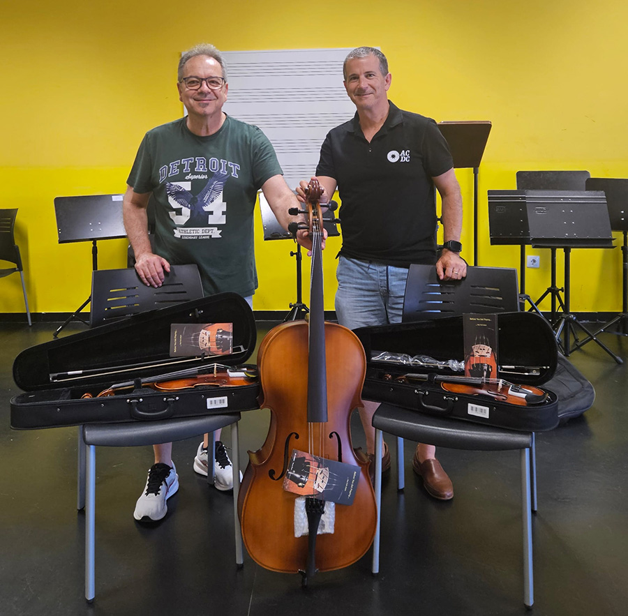 Un lote de instrumentos refuerza el vínculo entre el deporte y la cultura en Cuenca 2 La Asociación de Clubes Deportivos de Cuenca ha entregado recientemente una donación de material a la Escuela Municipal de Música y Artes Escénicas Ismael Martínez Marín. Esta iniciativa busca agradecer de manera directa la colaboración del centro educativo en la pasada edición de la Gala del Deporte. Javier Torrijos, actual presidente de la entidad deportiva, fue el encargado de formalizar la entrega para reforzar el compromiso del colectivo con la cultura local. Por su parte, Pepe Llopis, director de la escuela musical, valoró positivamente este respaldo tangible a los jóvenes talentos de la ciudad.El material entregado para facilitar el aprendizaje de los estudiantes conquenses incluye los siguientes elementos:Un violonchelo.Dos violas.Un violín.Varios accesorios musicales complementarios.Trayectoria de compromiso cultural
La relación de las entidades deportivas de Cuenca con el tejido artístico no es un fenómeno aislado, sino que responde a una estrategia de integración comunitaria que se ha consolidado progresivamente. Revisando el historial de la Asociación de Clubes Deportivos, se observa una clara intención de expandir su actividad social más allá de las canchas y pabellones para fusionar el rendimiento físico con la expresión artística. Este enfoque aporta un gran valor a la ciudad, ya que demuestra que las distintas asociaciones pueden colaborar para dinamizar la vida de los barrios.Entre los precedentes que explican esta evolución destaca la exposición fotográfica al aire libre organizada junto a AFOCU, titulada "Todos juntos hacemos más deporte". En esa misma línea de colaboración institucional, el colectivo deportivo apoyó la programación local al promover el concierto de la artista brasileña Mari Merenda, una actividad desarrollada de la mano de la Fundación Antonio Pérez.Con esta nueva entrega de instrumentos musicales, el deporte conquense reafirma su visión a largo plazo: entender la cultura y el arte como pilares fundamentales para construir comunidad y enriquecer la vida de los vecinos.