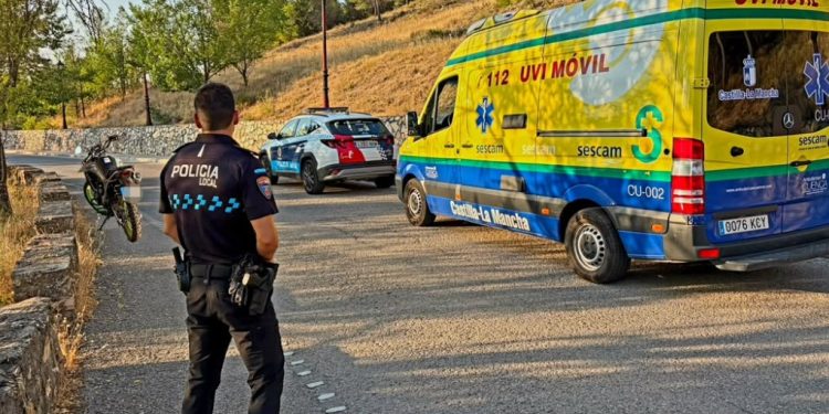 Un motorista es trasladado al Hospital de Cuenca tras salirse de la vía en el camino de San Isidro Un motorista es trasladado al Hospital de Cuenca tras salirse de la vía en el camino de San Isidro