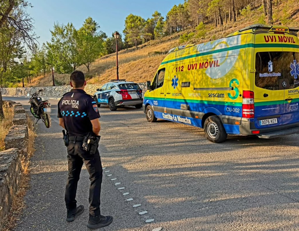 Un motorista es trasladado al Hospital de Cuenca tras salirse de la vía en el camino de San Isidro 1 Un motorista es trasladado al Hospital de Cuenca tras salirse de la vía en el camino de San Isidro