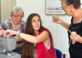 Un taller de costura en la Biblioteca Fermín Caballero une a los mayores de Cuenca contra la soledad