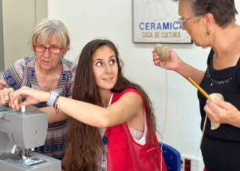 Un taller de costura en la Biblioteca Fermín Caballero une a los mayores de Cuenca contra la soledad