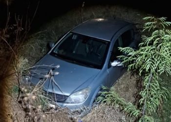 Un vehículo acaba en la acequia de la explanada del mercadillo de Cuenca durante la madrugada