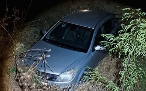 Un vehículo acaba en la acequia de la explanada del mercadillo de Cuenca durante la madrugada