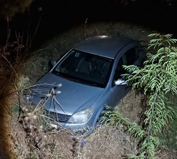 Un vehículo acaba en la acequia de la explanada del mercadillo de Cuenca durante la madrugada