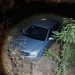 Un vehículo acaba en la acequia de la explanada del mercadillo de Cuenca durante la madrugada