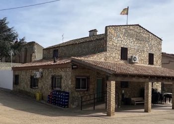 Una nueva familia se instala en Torrubia del Castillo para gestionar el bar municipal y frenar la despoblación