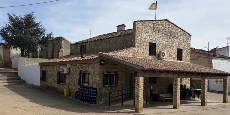 Una nueva familia se instala en Torrubia del Castillo para gestionar el bar municipal y frenar la despoblación
