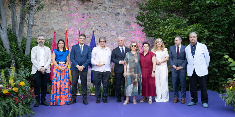 Vega entrega el XIV premio internacional de periodismo ‘Cátedra Manu Leguineche’ a la Fundación Gabo 1 Vega entrega el XIV premio internacional de periodismo ‘Cátedra Manu Leguineche’ a la Fundación Gabo