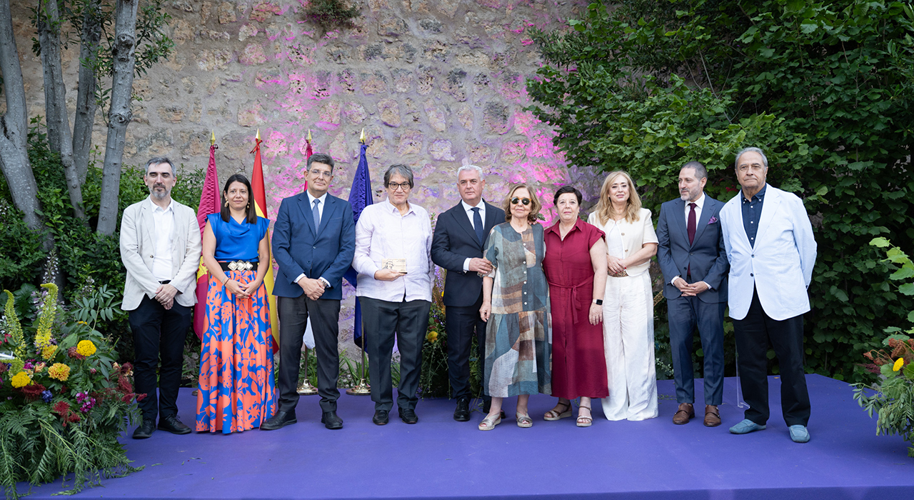 Vega entrega el XIV premio internacional de periodismo ‘Cátedra Manu Leguineche’ a la Fundación Gabo 2 Vega entrega el XIV premio internacional de periodismo ‘Cátedra Manu Leguineche’ a la Fundación Gabo