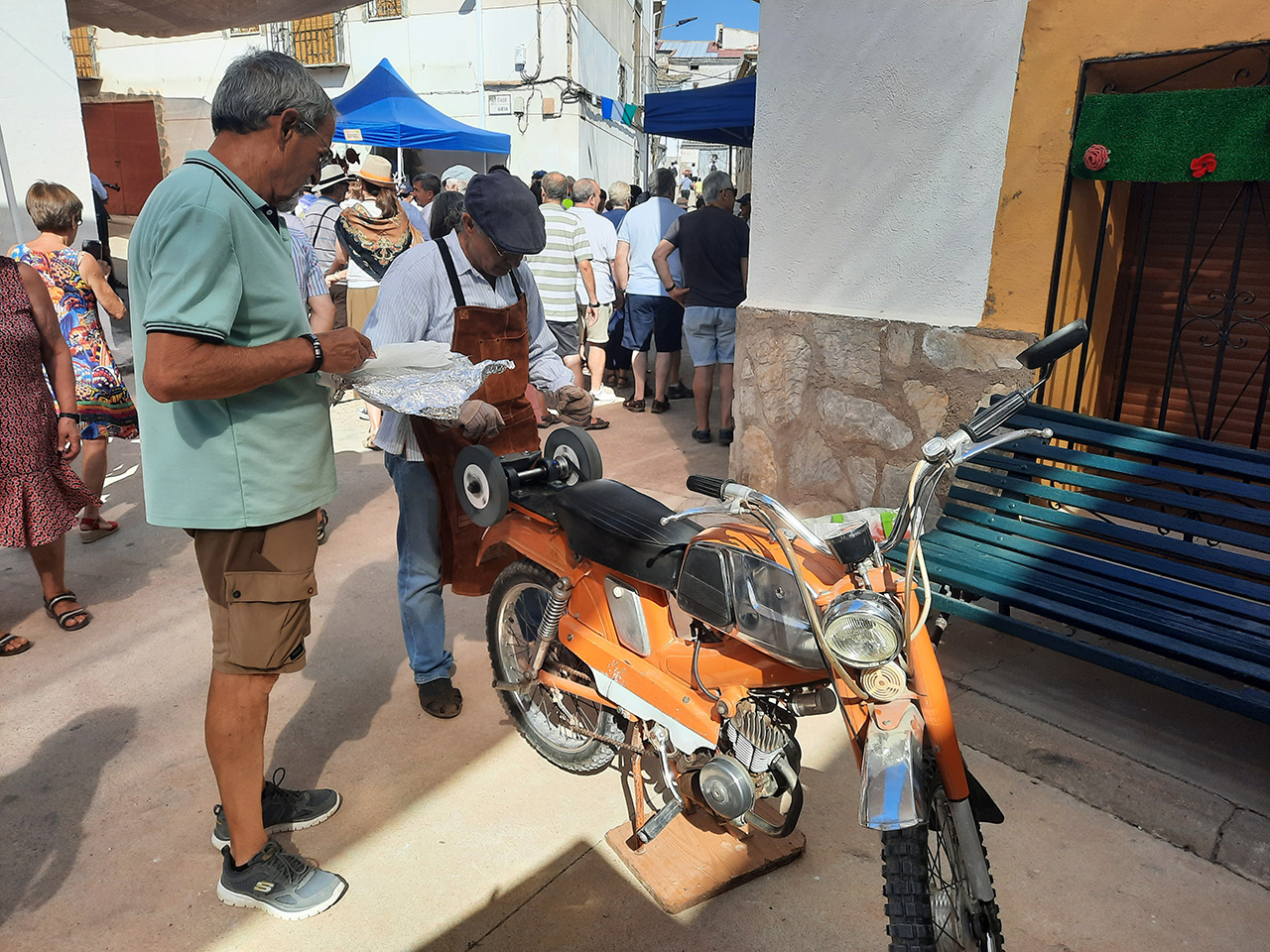 Tinajas viaja en el tiempo: la VI Feria de Oficios recupera las tradiciones de la Alcarria Conquense como motor frente a la despoblación 1 afilador