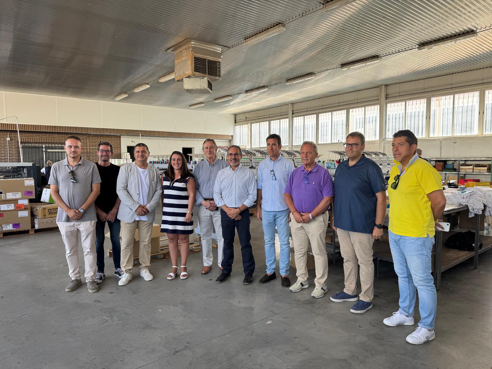 Los Grupos de Acción Local atraen 7,2 euros privados por cada euro de ayuda pública 1 Visita del director general de Desarrollo Rural a una empresa financiada por los Grupos de Acción Local en Castilla-La Mancha