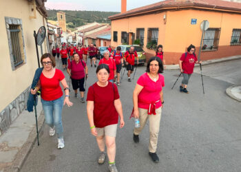 Más de 200 vecinos unen cinco pueblos de la Campiña Alta en una ruta nocturna de senderismo y música
