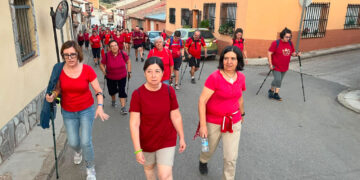 Más de 200 vecinos unen cinco pueblos de la Campiña Alta en una ruta nocturna de senderismo y música