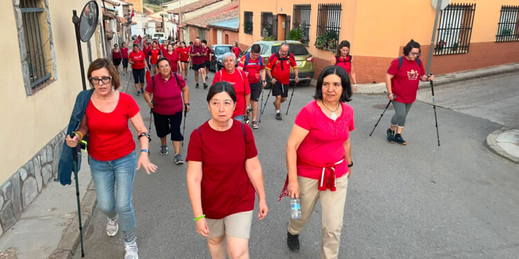 Más de 200 vecinos unen cinco pueblos de la Campiña Alta en una ruta nocturna de senderismo y música Más de 200 vecinos unen cinco pueblos de la Campiña Alta en una ruta nocturna de senderismo y música