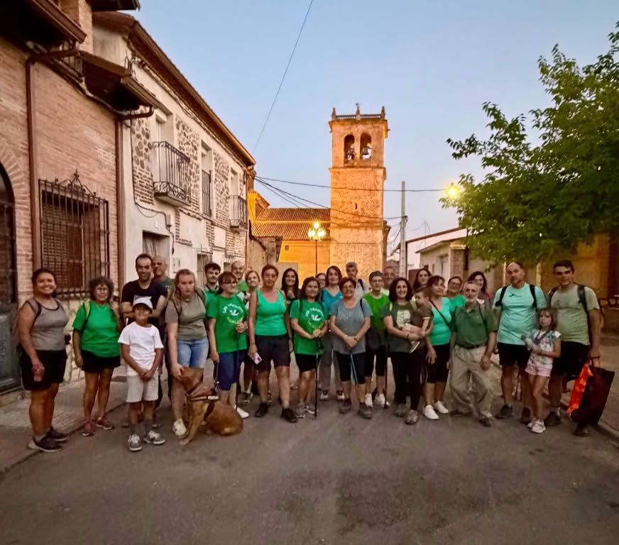 Más de 200 vecinos unen cinco pueblos de la Campiña Alta en una ruta nocturna de senderismo y música 1 Más de 200 vecinos unen cinco pueblos de la Campiña Alta en una ruta nocturna de senderismo y música