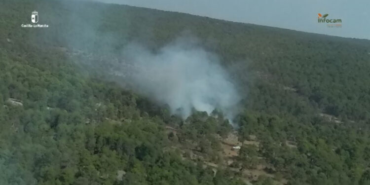 Despliegue aéreo y terrestre contra un fuego forestal en la Loma de Motos de Cuenca Despliegue aéreo y terrestre contra un fuego forestal en la Loma de Motos de Cuenca