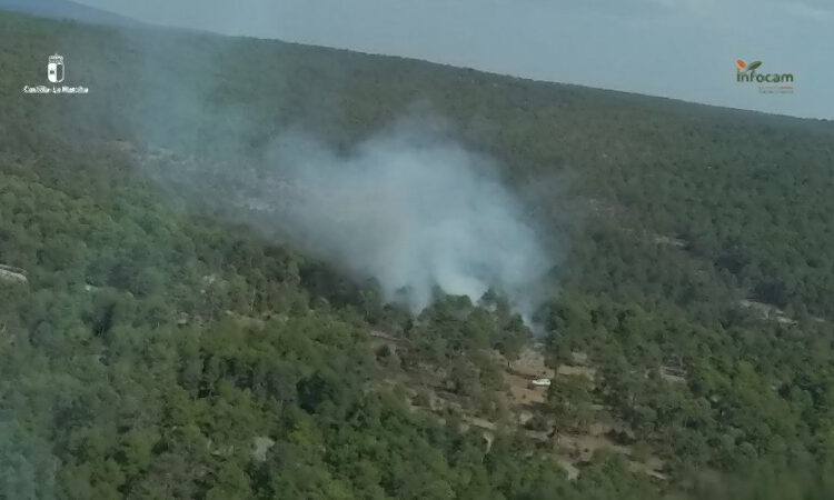 Despliegue aéreo y terrestre contra un fuego forestal en la Loma de Motos de Cuenca