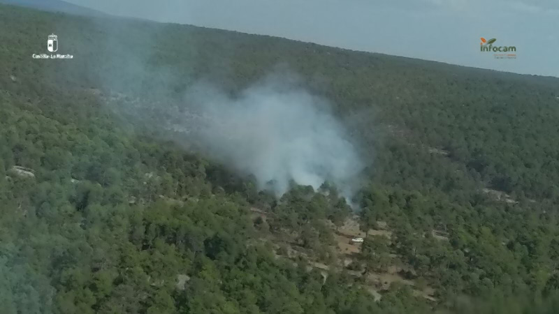 Despliegue aéreo y terrestre contra un fuego forestal en la Loma de Motos de Cuenca Despliegue aéreo y terrestre contra un fuego forestal en la Loma de Motos de Cuenca