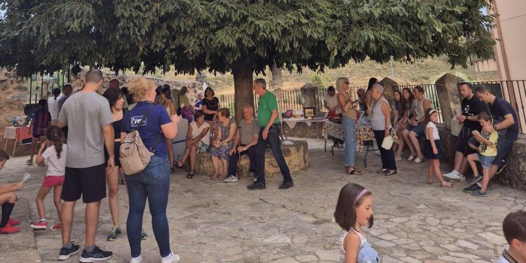 Artesanía para mantener vivo el patrimonio: Barbalimpia amplía su mercadillo solidario a favor de su iglesia románica