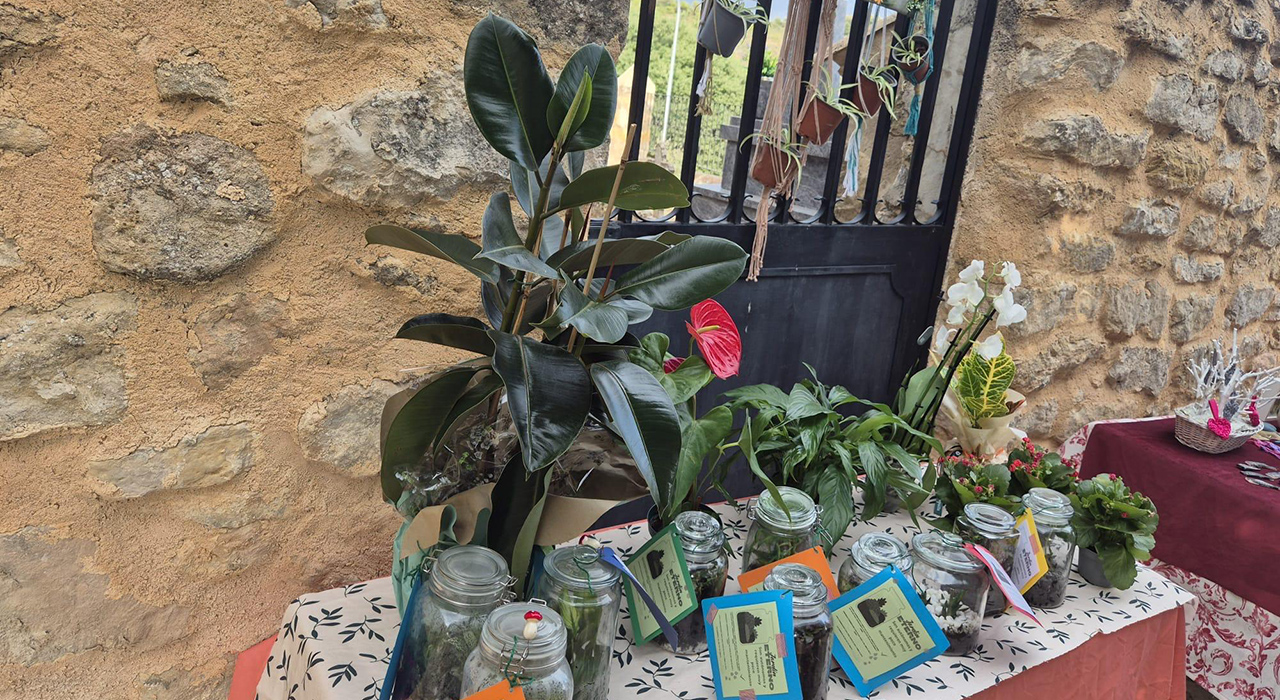 Artesanía para mantener vivo el patrimonio Barbalimpia amplía su mercadillo solidario a favor de su iglesia románica