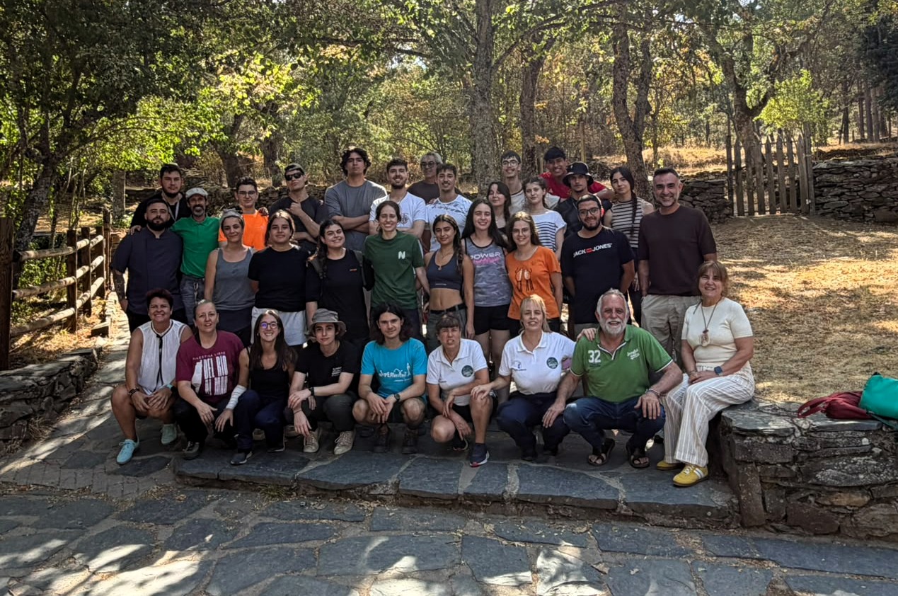 Veinte jóvenes de ocho comunidades cierran el campo de voluntariado en Umbralejo 1 Participantes del campo de voluntariado en Umbralejo (Guadalajara) durante la visita del delegado de Educación, Cultura y Deportes