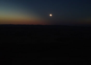 Más de 2.000 personas siguen el eclipse en Huete desde el Cerro del Castillo