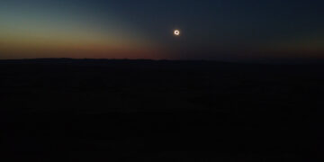 Más de 2.000 personas siguen el eclipse en Huete desde el Cerro del Castillo