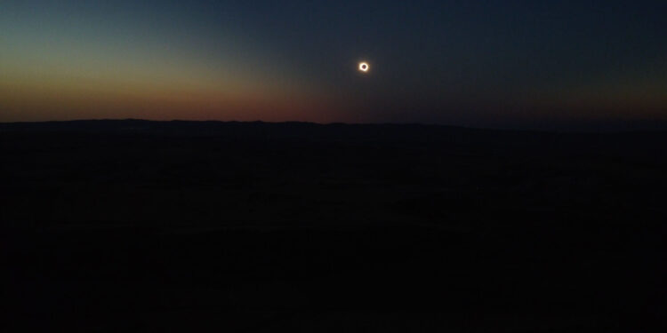 Más de 2.000 personas siguen el eclipse en Huete desde el Cerro del Castillo