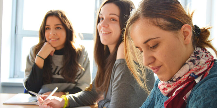 Castilla-La Mancha impulsa el voluntariado de antiguo alumnado de FP y universitario en centros educativos para prevenir el abandono escolar y mejorar el éxito educativo Castilla-La Mancha impulsa el voluntariado de antiguo alumnado de FP y universitario en centros educativos para prevenir el abandono escolar y mejorar el éxito educativo