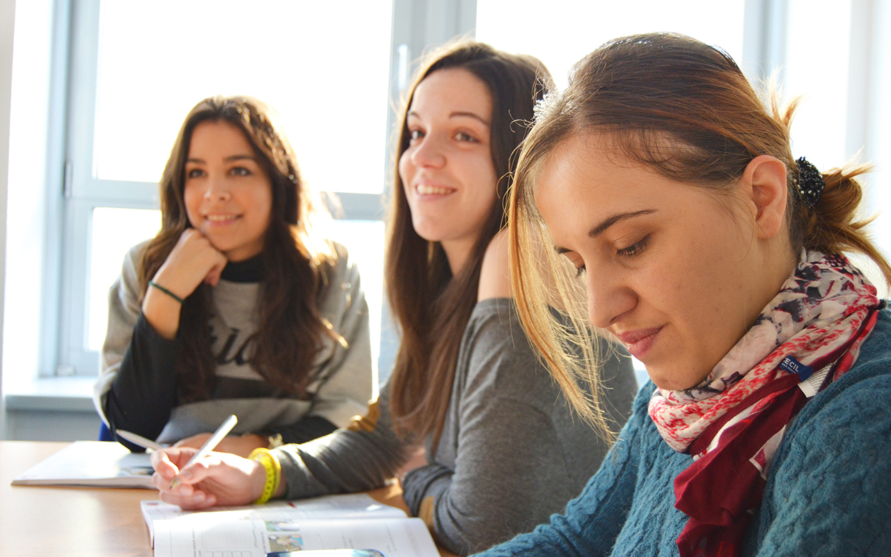 Castilla-La Mancha impulsa el voluntariado de antiguo alumnado de FP y universitario en centros educativos para prevenir el abandono escolar y mejorar el éxito educativo Castilla-La Mancha impulsa el voluntariado de antiguo alumnado de FP y universitario en centros educativos para prevenir el abandono escolar y mejorar el éxito educativo