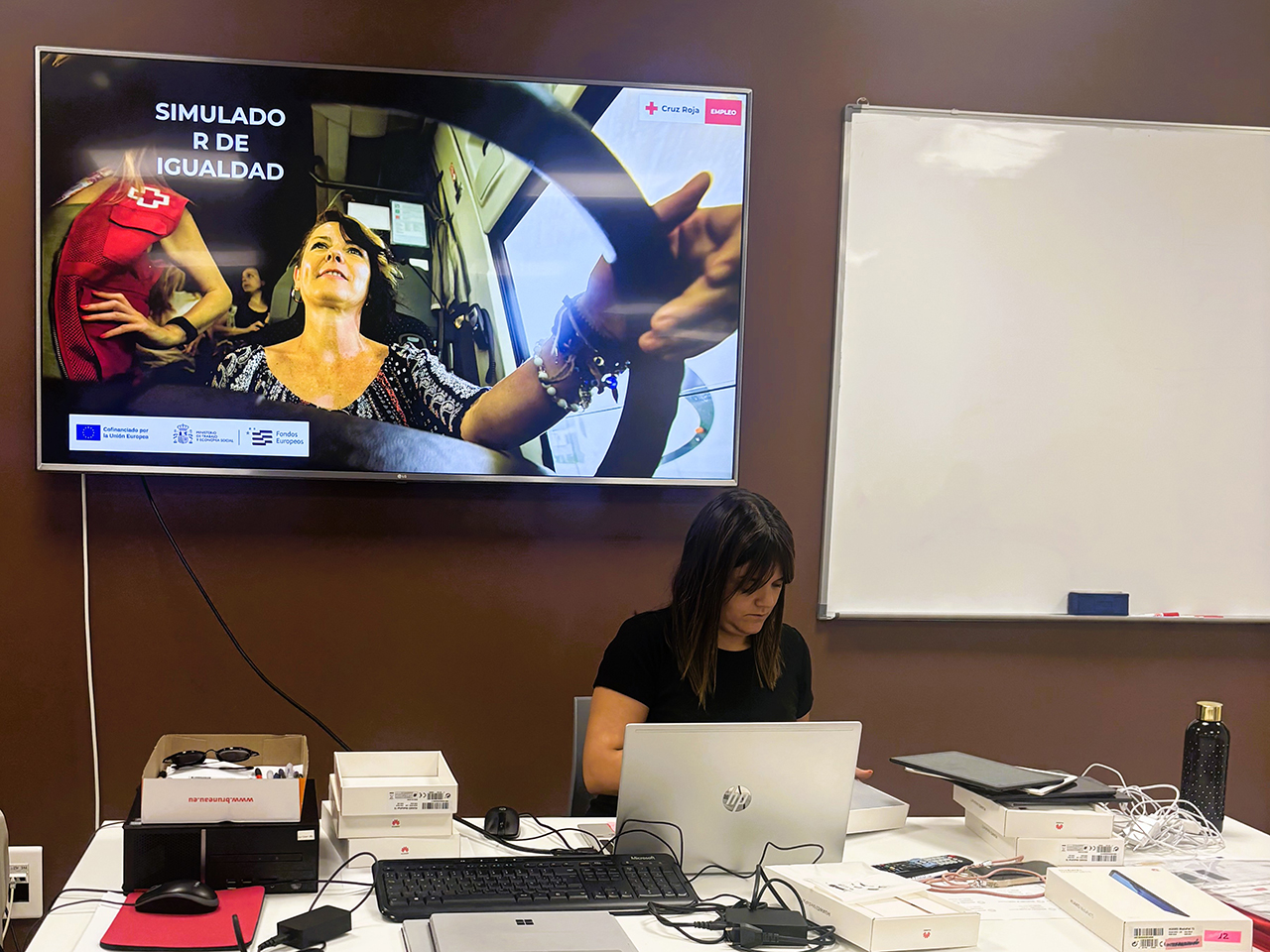 Cruz Roja y Jamones Duriber forman a 40 trabajadores en igualdad de oportunidades en Guadalajara 1 El Plan de Empleo de Cruz Roja Guadalajara ha llevado a cabo una acción formativa durante dos jornadas dirigida a la plantilla de Jamones Duriber, empresa perteneciente al Grupo Vall Companys y situada en el Polígono del Henares. El objetivo principal de esta iniciativa ha sido sensibilizar y promover la igualdad de oportunidades en el ámbito laboral.A través de tres talleres dinámicos e interactivos, alrededor de cuarenta trabajadores de la empresa cárnica han abordado diferentes aspectos relacionados con la igualdad. El equipo técnico de Empleo de Cruz Roja ha diseñado estas sesiones utilizando metodologías participativas y juegos, centrando el debate en conceptos clave como la conciliación, la corresponsabilidad y la igualdad de género.Durante las jornadas, se ha hecho especial hincapié en la importancia de mantener un respeto absoluto hacia todas las personas que integran la organización, al margen de su posición jerárquica, edad, género o lugar de procedencia.Innovación formativa: el "Simulador de Igualdad"Uno de los puntos más destacados de la actividad ha sido la prevención del acoso laboral por razón de sexo y género. Para ello, se ha utilizado el "Simulador de Igualdad", una innovadora herramienta desarrollada por los técnicos del área de Empleo de Cruz Roja. Este simulador ha permitido a los participantes ponerse en la piel de distintos personajes y tomar decisiones ante situaciones reales que pueden darse en el entorno de trabajo diario.Con su participación en estos talleres, Jamones Duriber demuestra su compromiso con la construcción de espacios laborales más inclusivos, igualitarios y respetuosos, reforzando su papel como empresa socialmente responsable.El Plan de Empleo de Cruz Roja Guadalajara cuenta con la cofinanciación del Ayuntamiento de Guadalajara, la Junta de Comunidades de Castilla-La Mancha, el Ministerio de Trabajo y Economía Social, el Ministerio de Derechos Sociales, Consumo y Agenda 2030, y los Fondos Europeos de la UE.