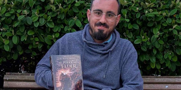 De los murales de Villalba del Rey a la novela fantástica: Alberto Alcocer lanza ‘El poder del Élder’