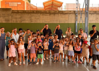 El Ayuntamiento de Cuenca reparte gafas homologadas a 360 niños para el histórico eclipse