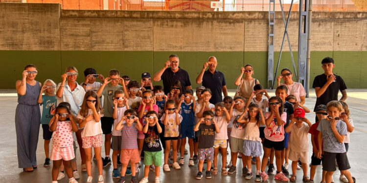 El Ayuntamiento de Cuenca reparte gafas homologadas a 360 niños para el histórico eclipse El Ayuntamiento de Cuenca reparte gafas homologadas a 360 niños para el histórico eclipse