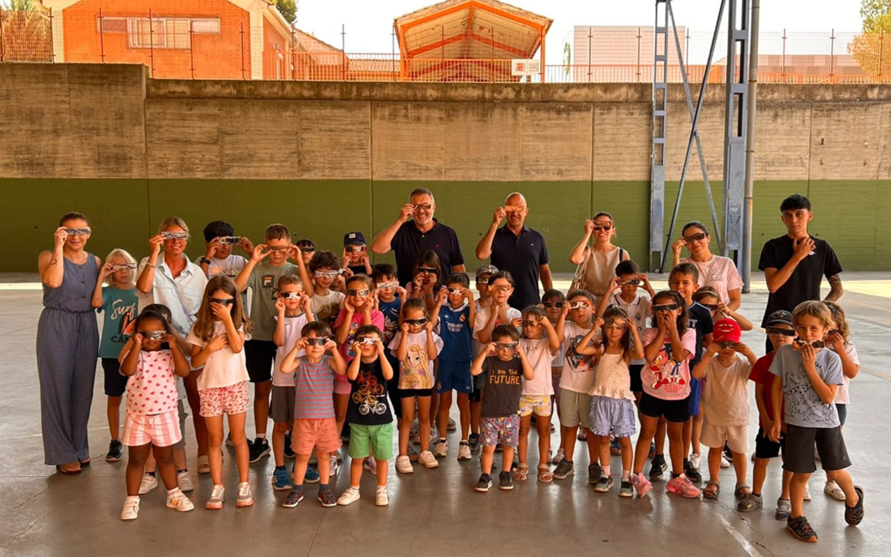 El Ayuntamiento de Cuenca reparte gafas homologadas a 360 niños para el histórico eclipse El Ayuntamiento de Cuenca reparte gafas homologadas a 360 niños para el histórico eclipse