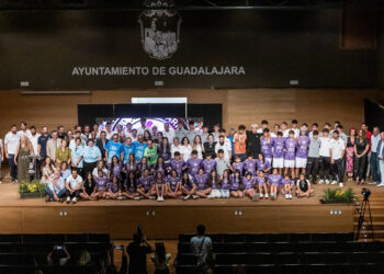 El Balonmano Guadalajara presenta su plantilla para la nueva temporada arropado por la afición morada