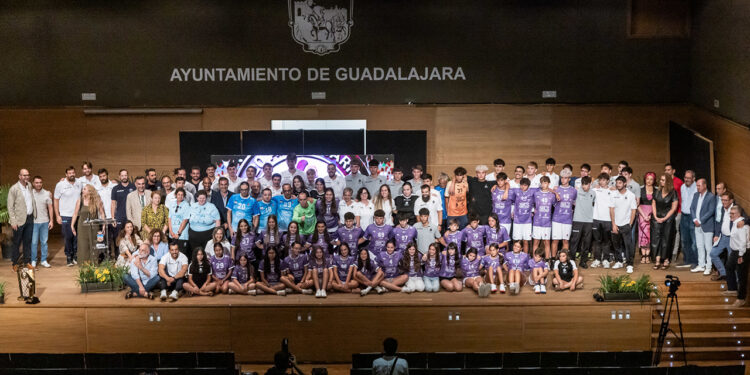 El Balonmano Guadalajara presenta su plantilla para la nueva temporada arropado por la afición morada El Balonmano Guadalajara presenta su plantilla para la nueva temporada arropado por la afición morada