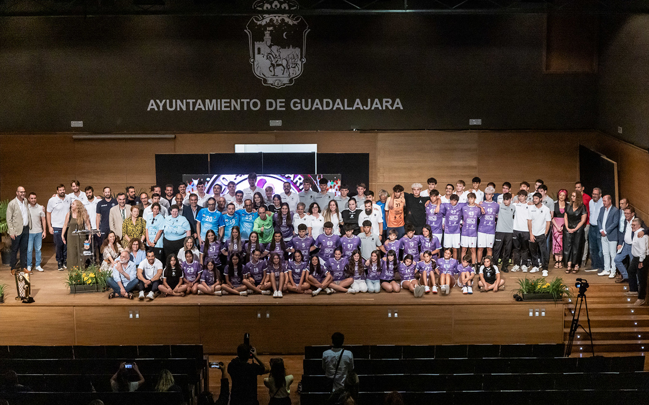 El Balonmano Guadalajara presenta su plantilla para la nueva temporada arropado por la afición morada El Balonmano Guadalajara presenta su plantilla para la nueva temporada arropado por la afición morada