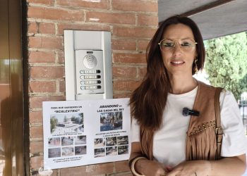 El PSOE exige a Guarinos que retire el ‘scalextric’ y escuche al vecindario de Casas del Rey, que ha empapelado el barrio en su contra