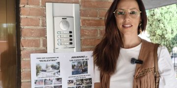 El PSOE exige a Guarinos que retire el ‘scalextric’ y escuche al vecindario de Casas del Rey, que ha empapelado el barrio en su contra