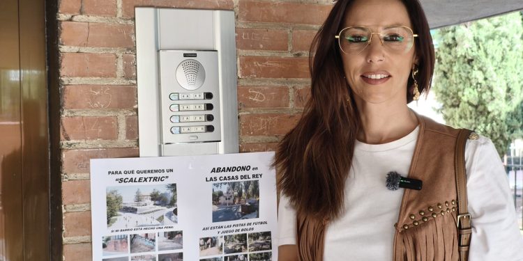 El PSOE exige a Guarinos que retire el ‘scalextric’ y escuche al vecindario de Casas del Rey, que ha empapelado el barrio en su contra