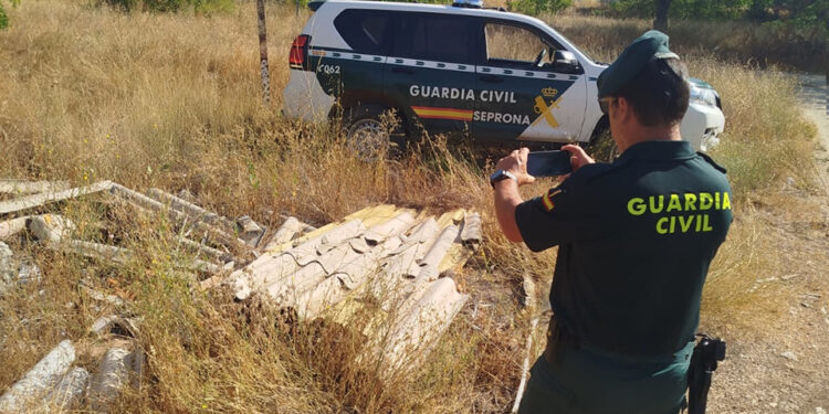 El SEPRONA desmantela una red que arrojaba uralita con amianto en olivares conquenses El SEPRONA desmantela una red que arrojaba uralita con amianto en olivares conquenses