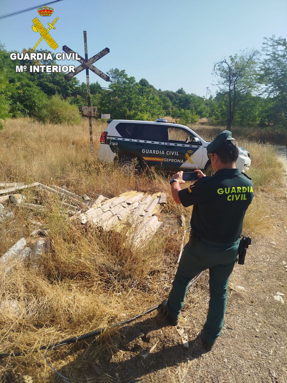 El SEPRONA desmantela una red que arrojaba uralita con amianto en olivares conquenses El SEPRONA desmantela una red que arrojaba uralita con amianto en olivares conquenses