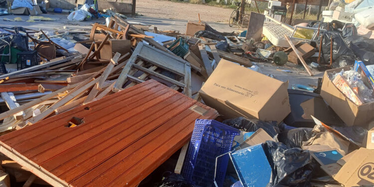 El abandono del punto limpio de Enguídanos perpetúa los vertidos incontrolados en la Serranía Baja