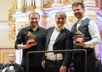 El guitarrista de raíces conquenses Rafael Serrallet celebra en Lviv el primer Latin Grammy de Ucrania